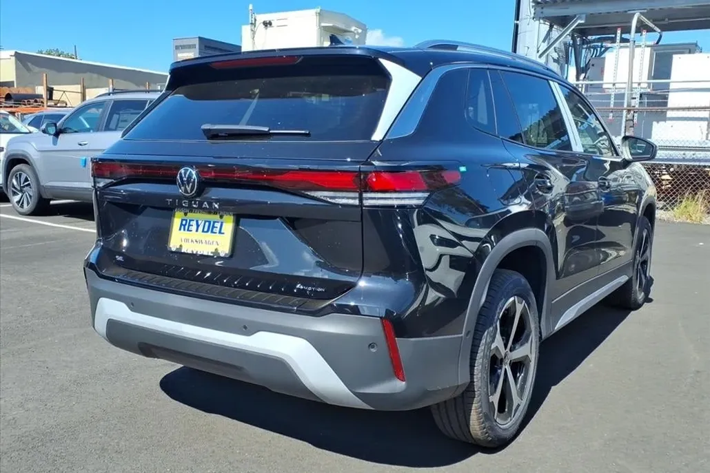 2025 Volkswagen Tiguan SE photo 1