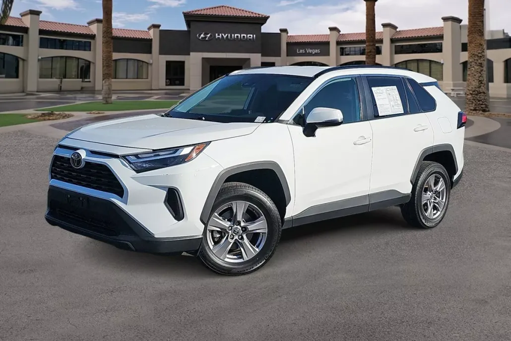 2022 Toyota RAV4 XLE photo 1