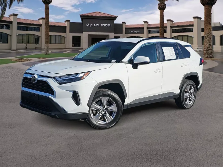 2022 Toyota RAV4 XLE photo 1