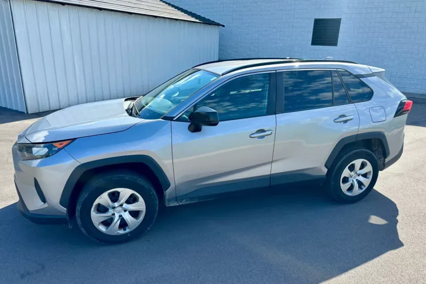 2021 Toyota RAV4 LE photo 1