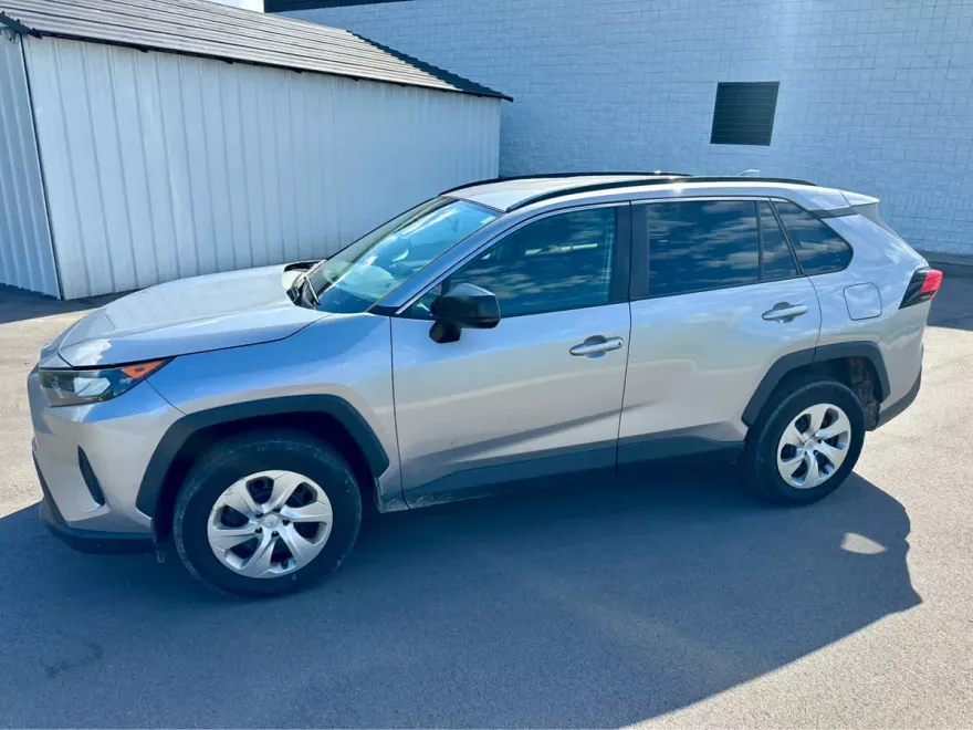 2021 Toyota RAV4 LE photo 1