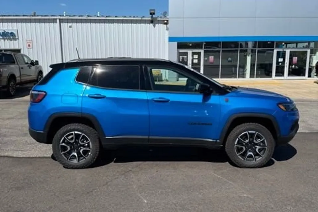 2025 Jeep Compass Trailhawk photo 1