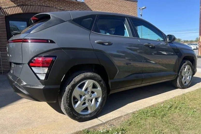 2024 Hyundai Kona SE photo 1