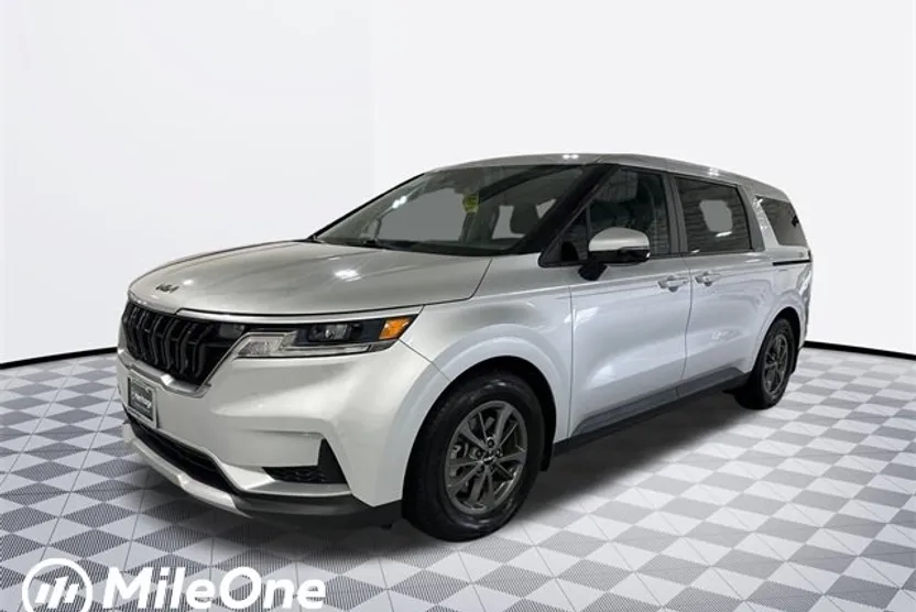 2023 Kia Carnival LX photo 1