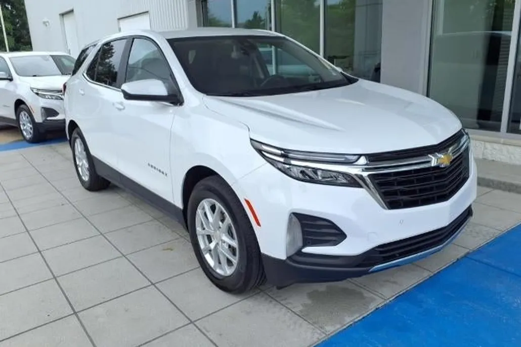 2024 Chevrolet Equinox LT photo 1