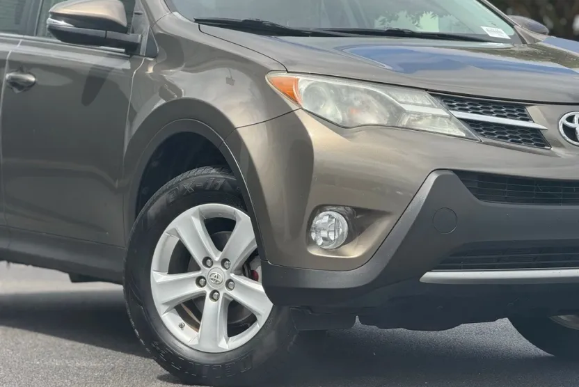 2014 Toyota RAV4 XLE photo 1