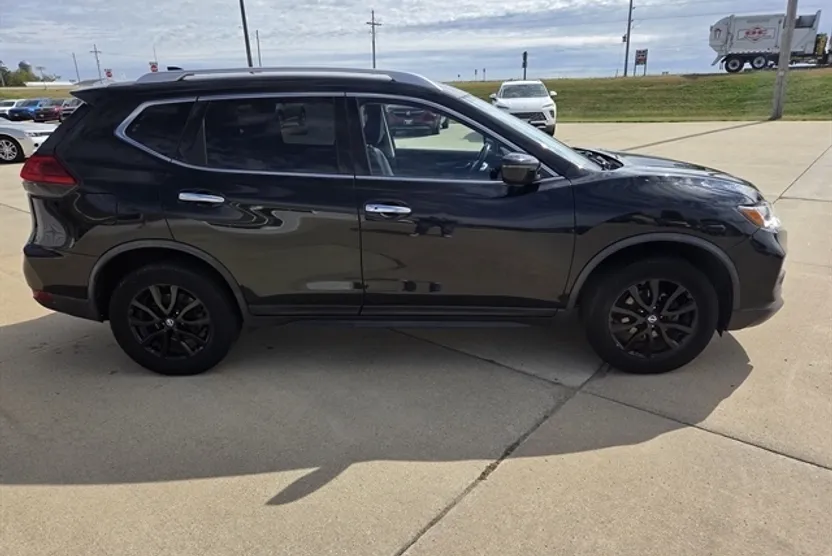 2017 Nissan Rogue SV photo 1