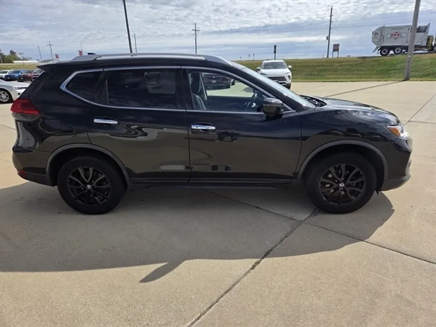2017 Nissan Rogue SV photo 1
