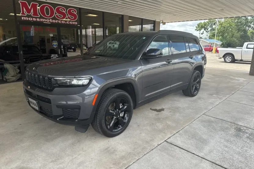 2023 Jeep Grand Cherokee Altitude photo 1