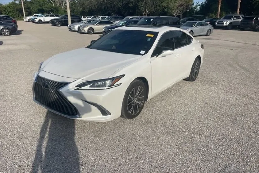 2023 Lexus ES 300h photo 1