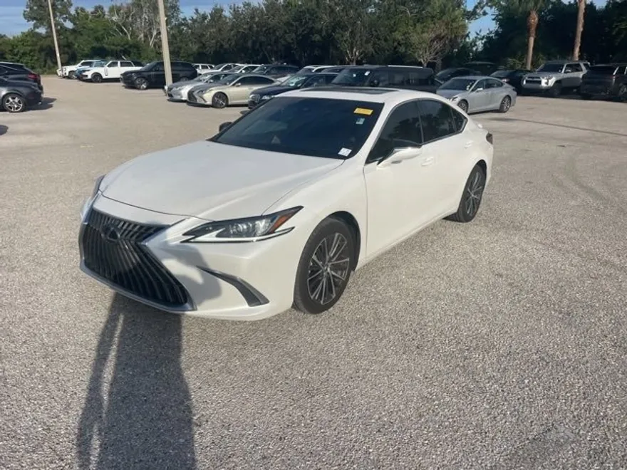 2023 Lexus ES 300h photo 1