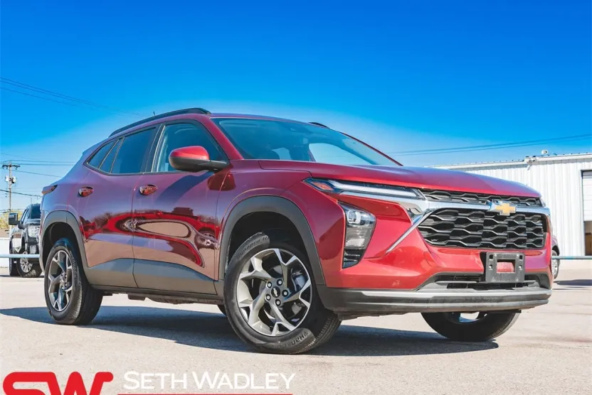 2024 Chevrolet Trax LT photo 1