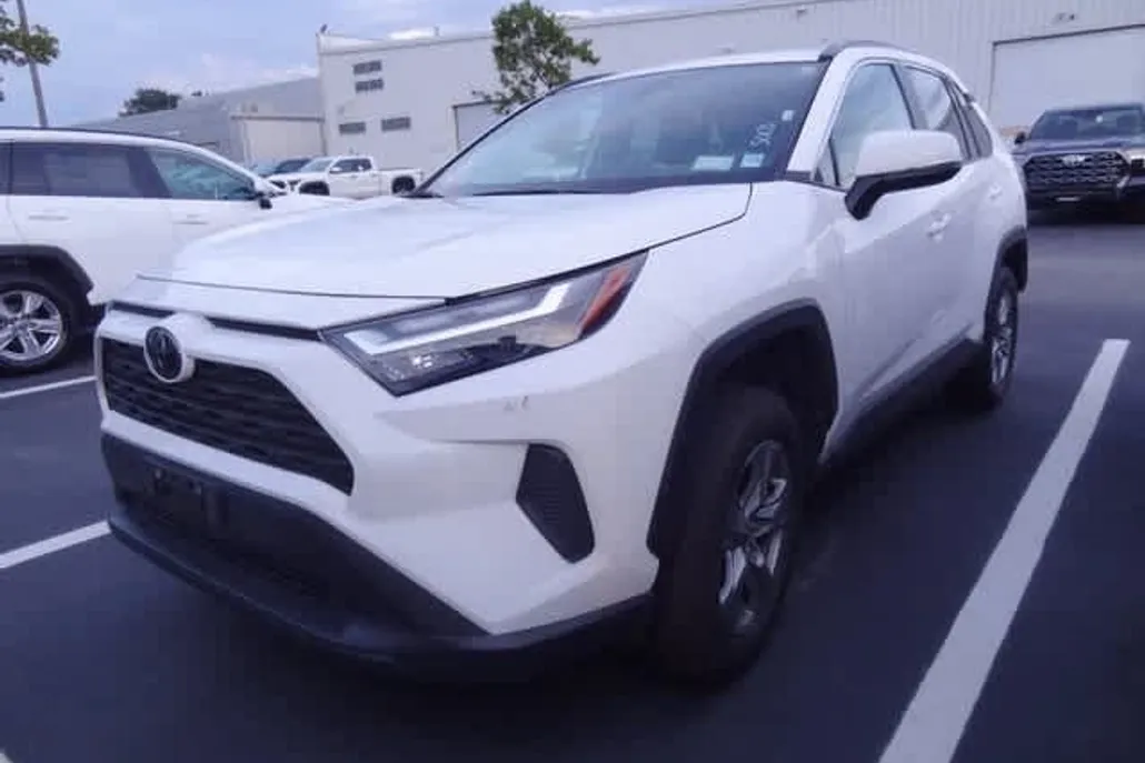 2024 Toyota RAV4 XLE photo 1