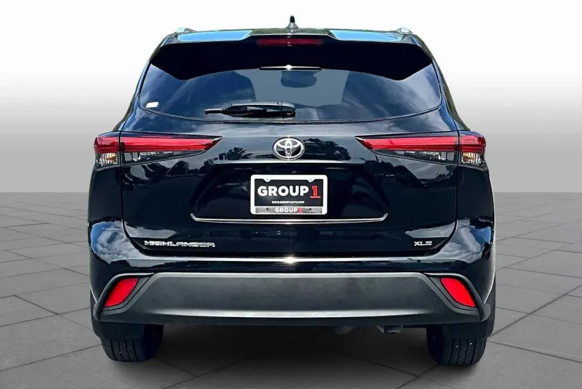 2023 Toyota Highlander XLE photo 1