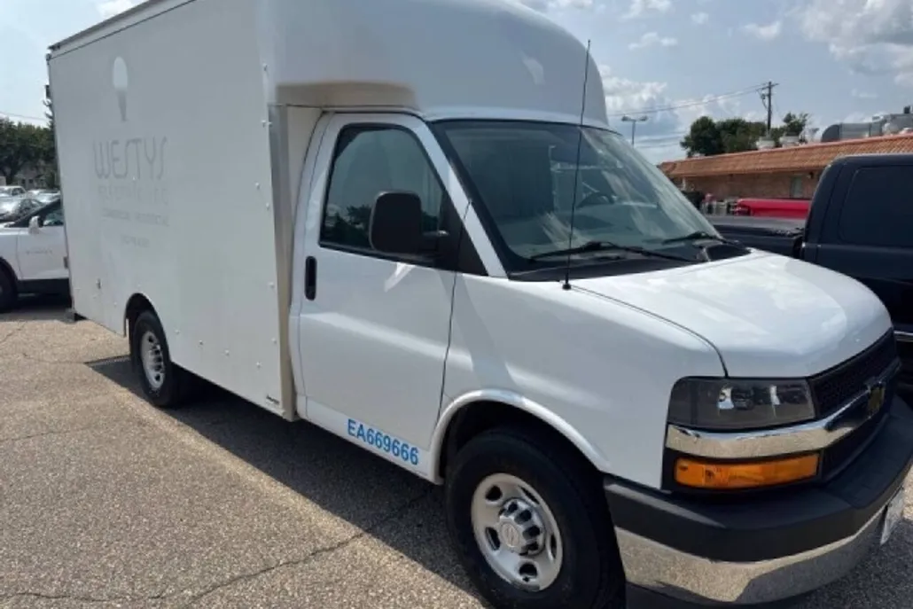 2018 Chevrolet Express Cutaway photo 1
