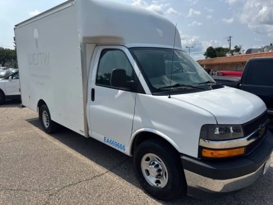 2018 Chevrolet Express Cutaway photo 1