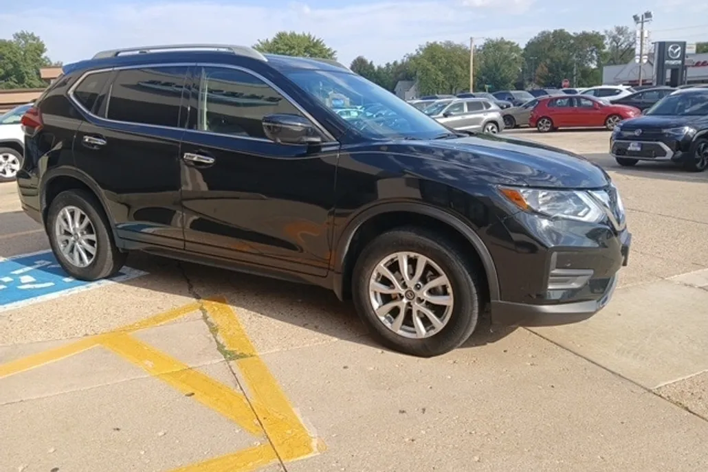2018 Nissan Rogue SV photo 1