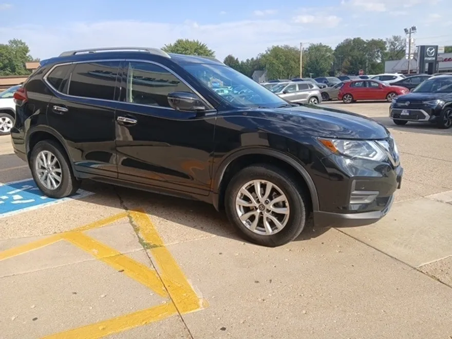 2018 Nissan Rogue SV photo 1