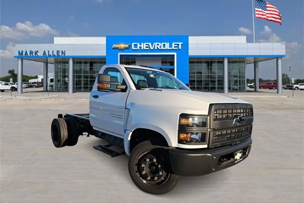 2023 Chevrolet Silverado 5500HD LT photo 1