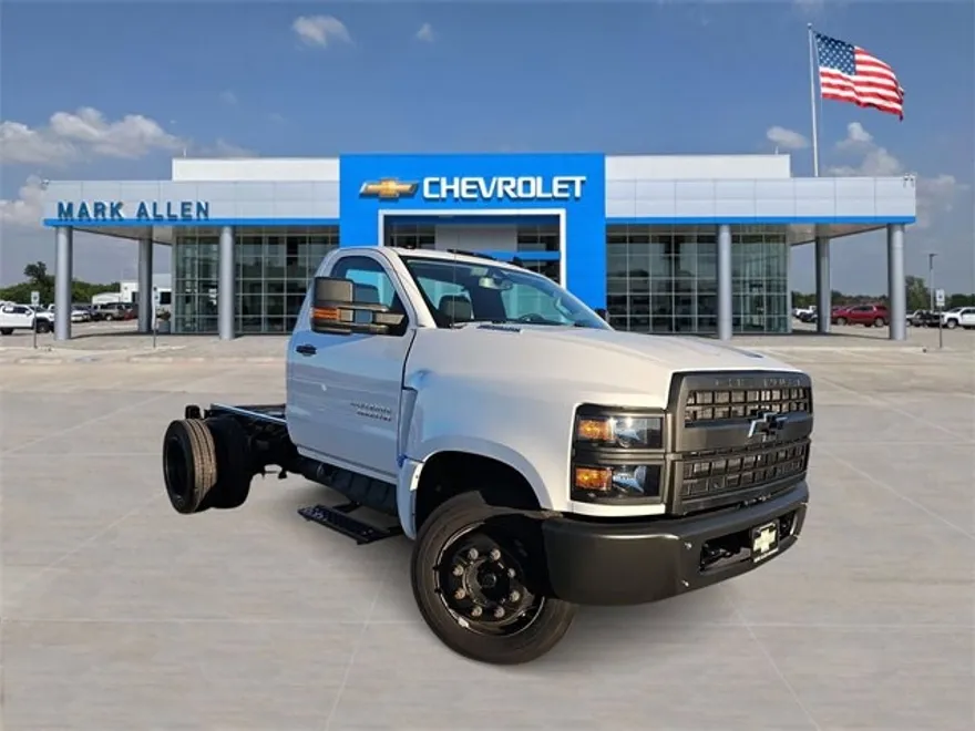 2023 Chevrolet Silverado 5500HD LT photo 1