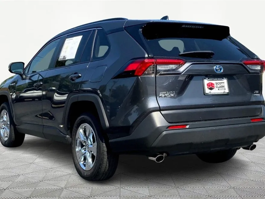 2021 Toyota RAV4 Hybrid XLE photo 1