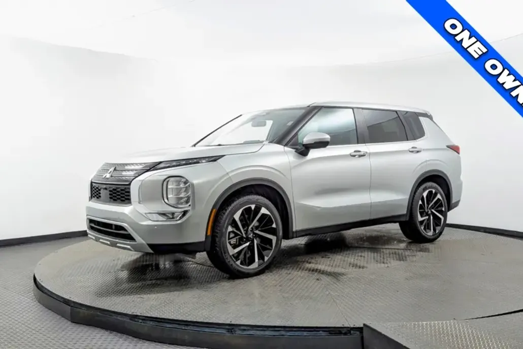 2024 Mitsubishi Outlander SE photo 1