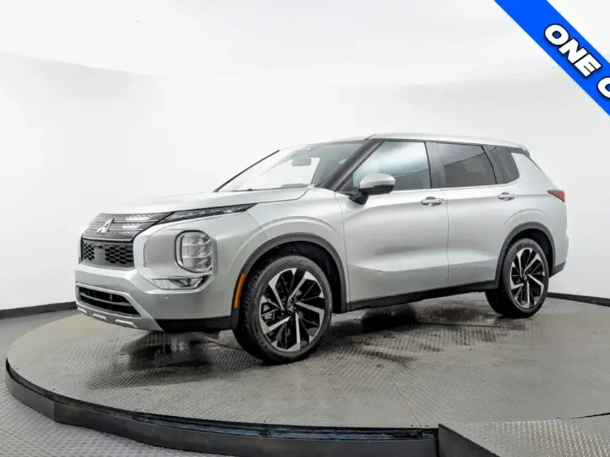2024 Mitsubishi Outlander SE photo 1