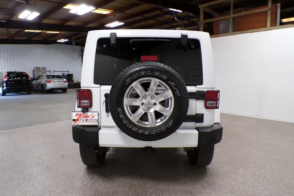 2016 Jeep Wrangler Unlimited Sahara photo 1