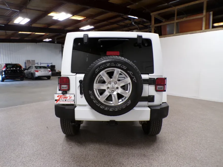2016 Jeep Wrangler Unlimited Sahara photo 1