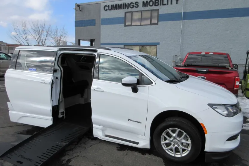 2020 Chrysler Voyager LX photo 1