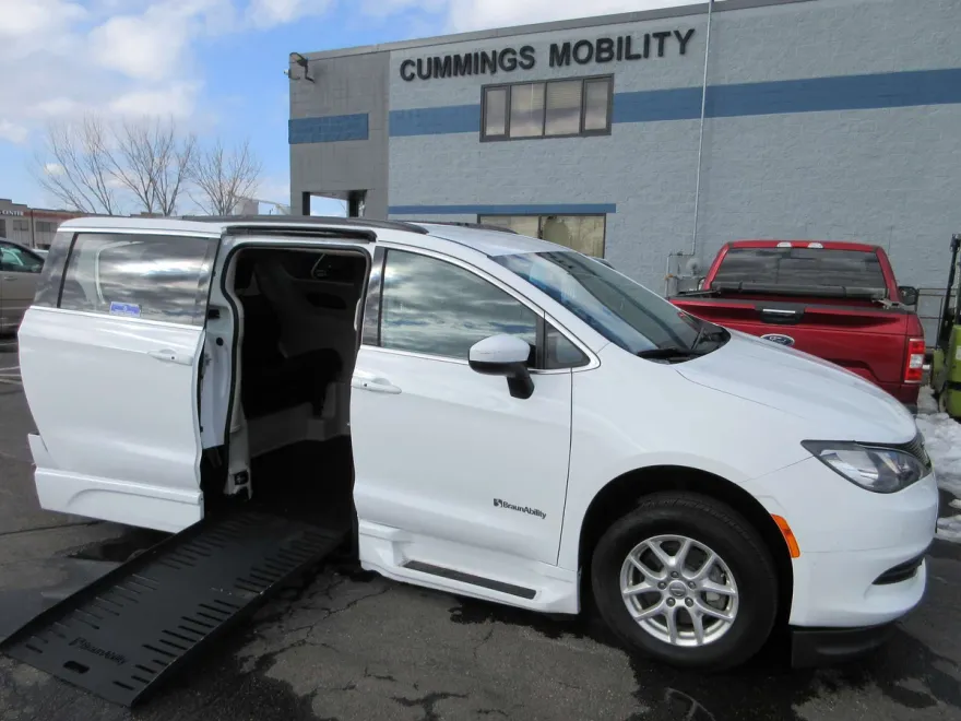 2020 Chrysler Voyager LX photo 1