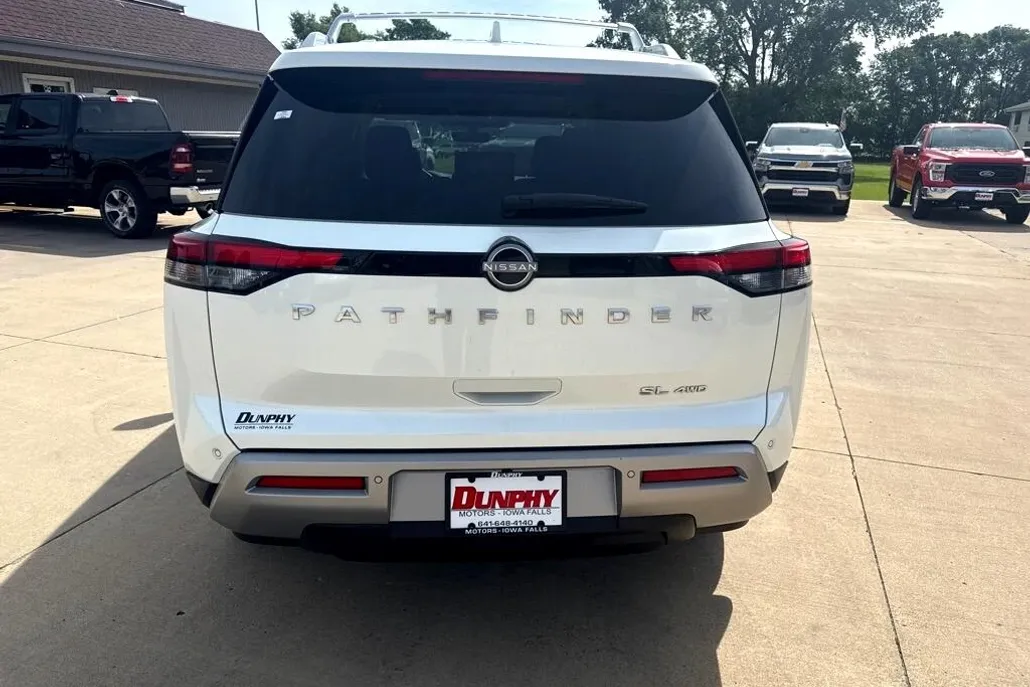 2024 Nissan Pathfinder SL photo 1