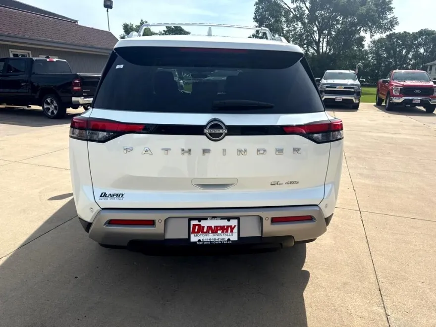 2024 Nissan Pathfinder SL photo 1