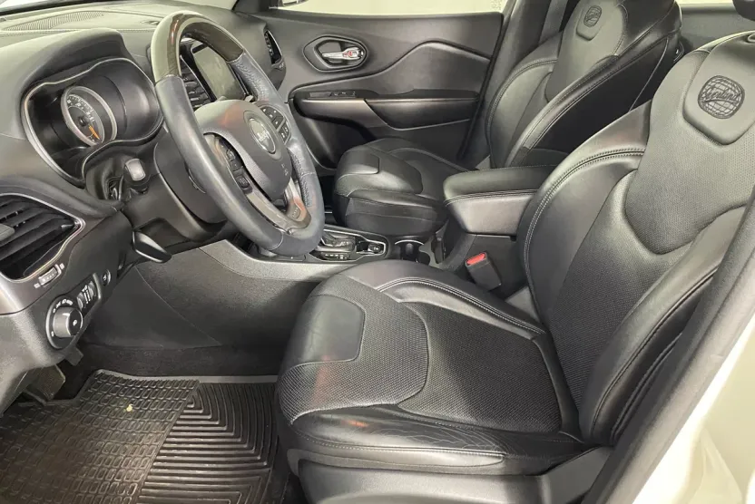 2019 Jeep Cherokee Overland photo 1