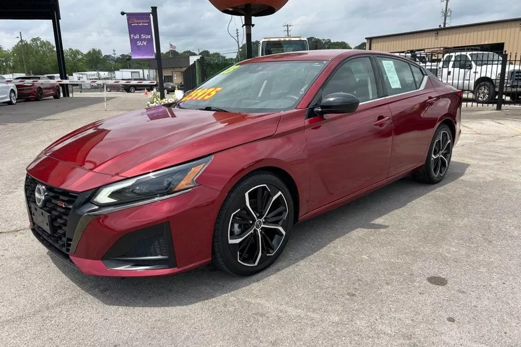 2023 Nissan Altima 2.5 SR photo 1