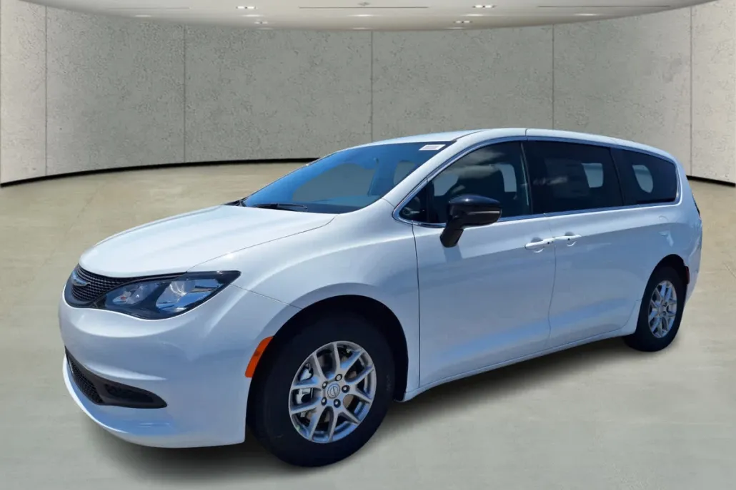 2025 Chrysler Voyager LX photo 1