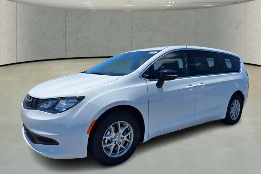 2025 Chrysler Voyager LX photo 1
