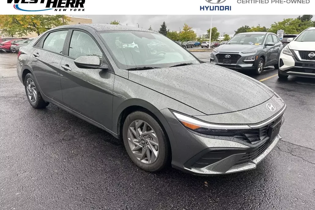 2024 Hyundai Elantra SEL photo 1