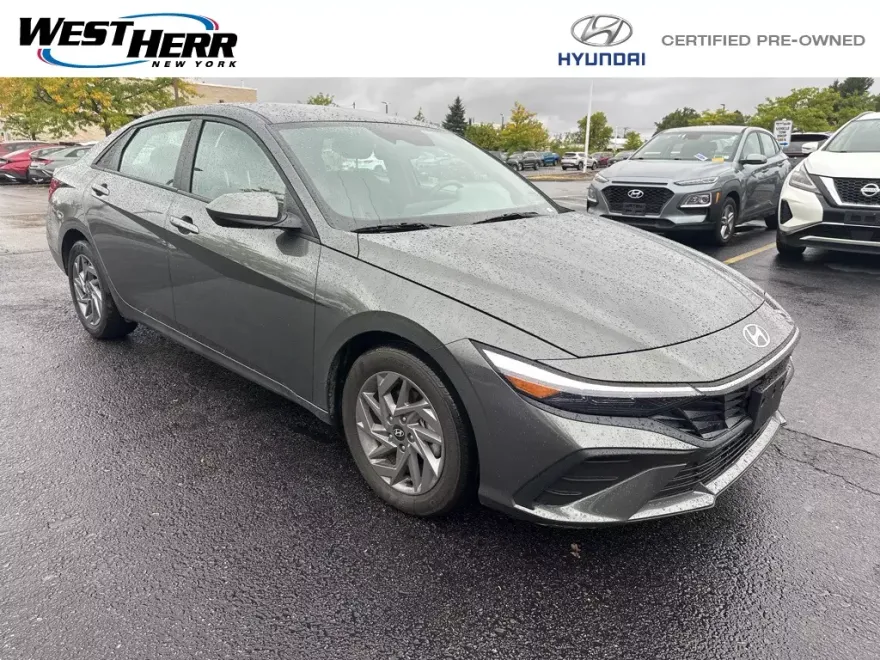 2024 Hyundai Elantra SEL photo 1