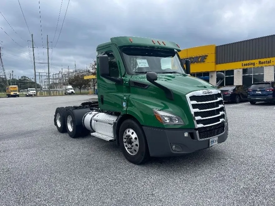 2022 Freightliner Cascadia 116" Day cab photo 1