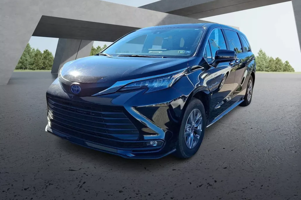 2025 Toyota Sienna XLE photo 1