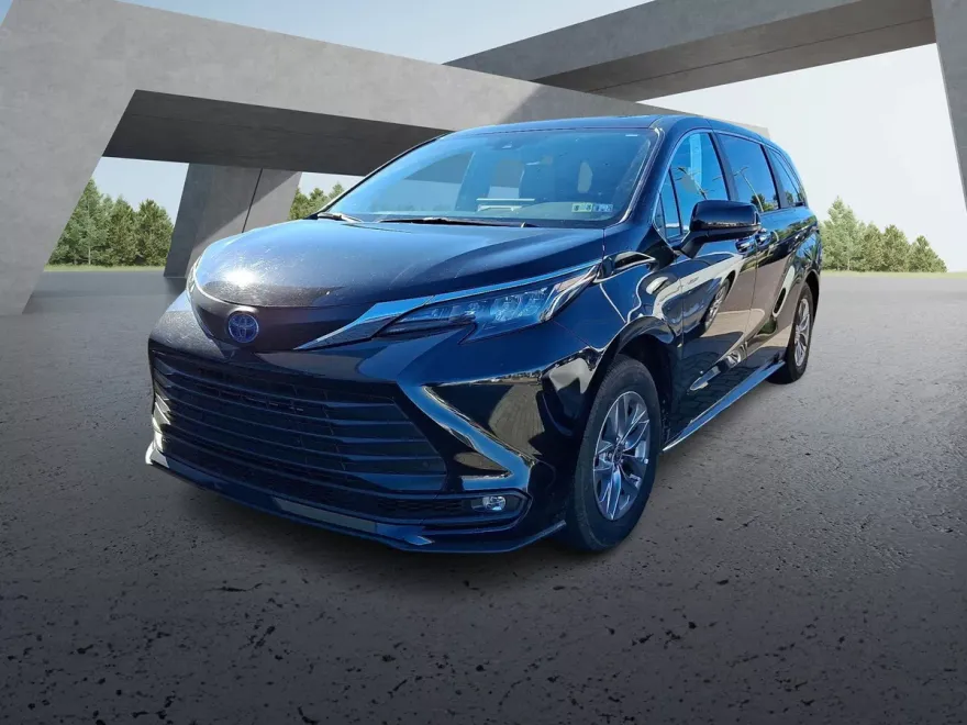 2025 Toyota Sienna XLE photo 1
