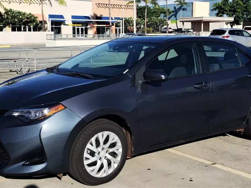 2018 Toyota Corolla LE photo 1