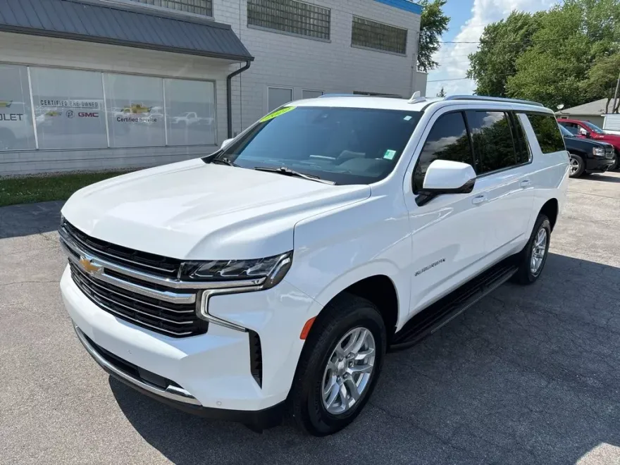 2022 Chevrolet Suburban LT photo 1