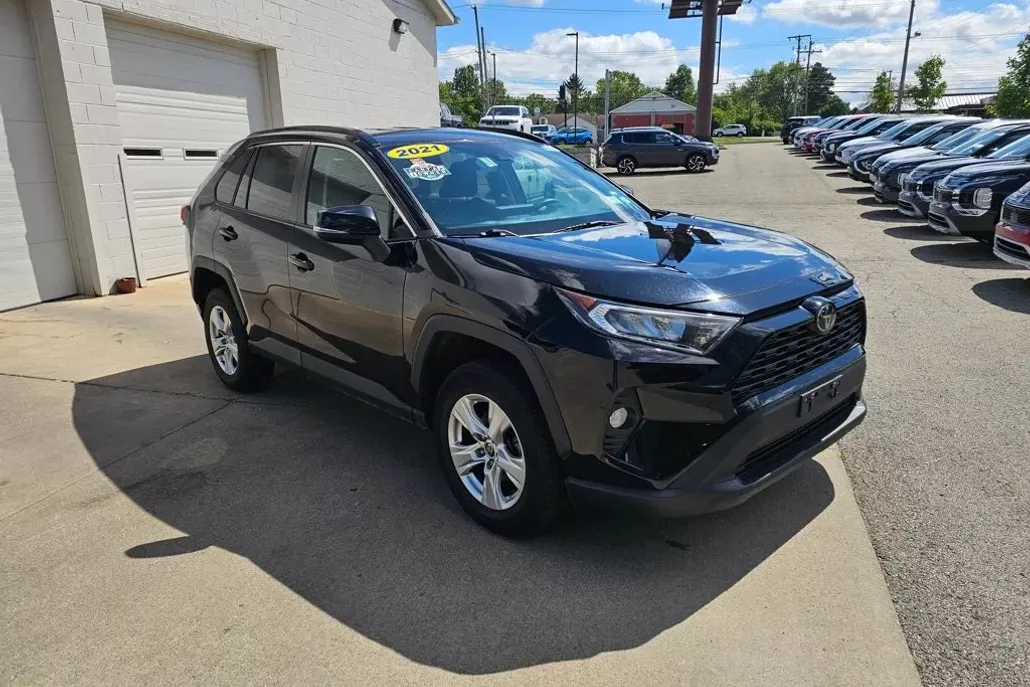 2021 Toyota RAV4 XLE photo 1