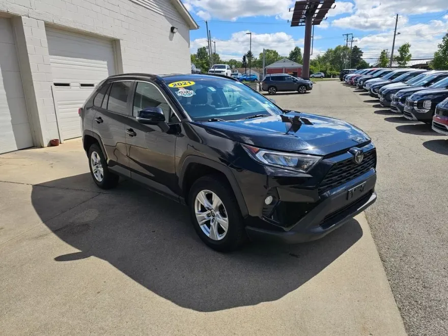 2021 Toyota RAV4 XLE photo 1