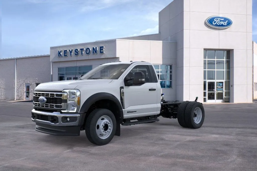 2025 Ford F-550 photo 1