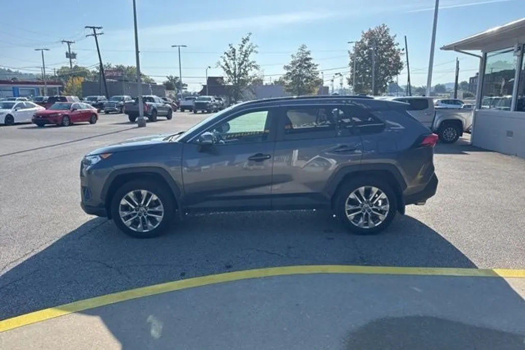 2021 Toyota RAV4 XLE Premium photo 1