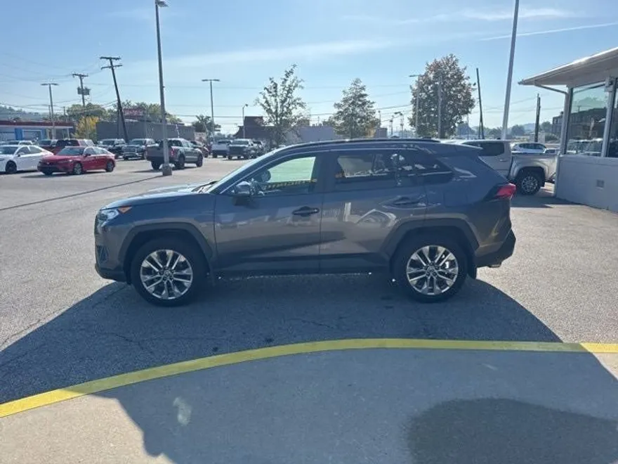 2021 Toyota RAV4 XLE Premium photo 1