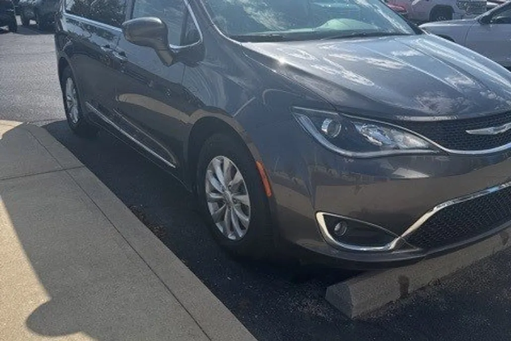 2018 Chrysler Pacifica Touring L photo 1